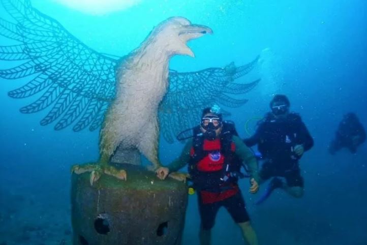 Patung Garuda termasuk salah satu struktur yang ditenggelamkan guna memberikan manfaat bagi ekosistem bawah laut Bali. (Foto: KKP)