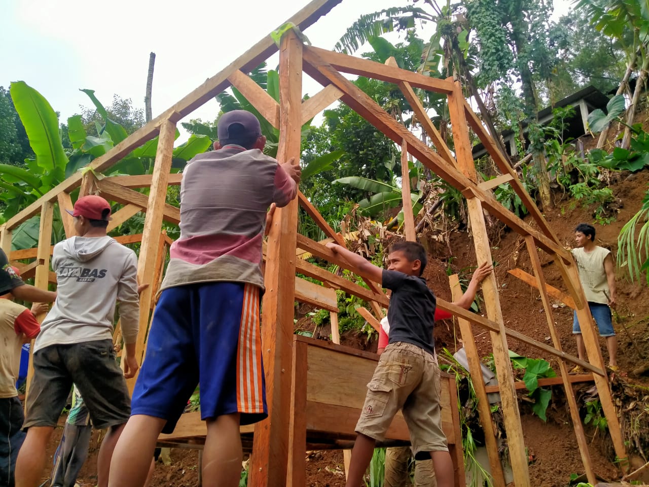 Rumah terdampak longsor , warga lakukan perbaikan (istimewa) 