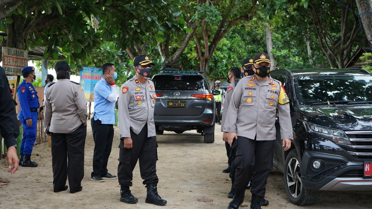 Jajaran Polres Malang saat menggelar Operasi Yustisi di Pantai Balekambang, Bantur, Kabupaten Malang, Jawa Timur. (Foto: Istimewa)