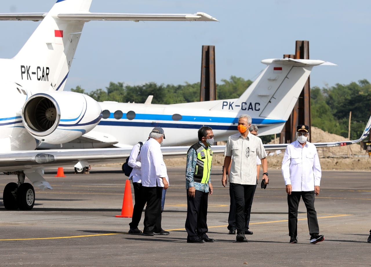 Ganjar bersama tiga menteri yakni Menhub Budi Karya Sumadi, Mensesneg Pratikno, dan Menteri PUPR Basuki Hadi Muljono meninjau Bandara Ngloram, Blora. (Foto: Dok Prov Jateng)