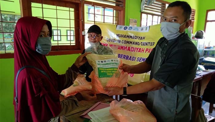 Salah satu aktivitas kader Muhammadiyah dalam penanggulangan Covid-19. (Foto: dok/Ngopibareng.id)