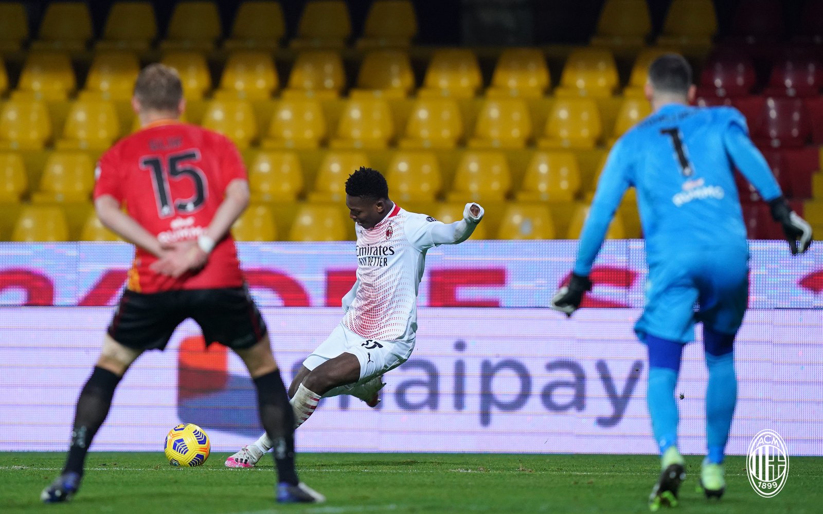 Rafael Leao saat melepaskan tembakan melengkung untuk menghasilkan gol kedua bagi AC Milan. (Foto: Twitter/@acmilan) 