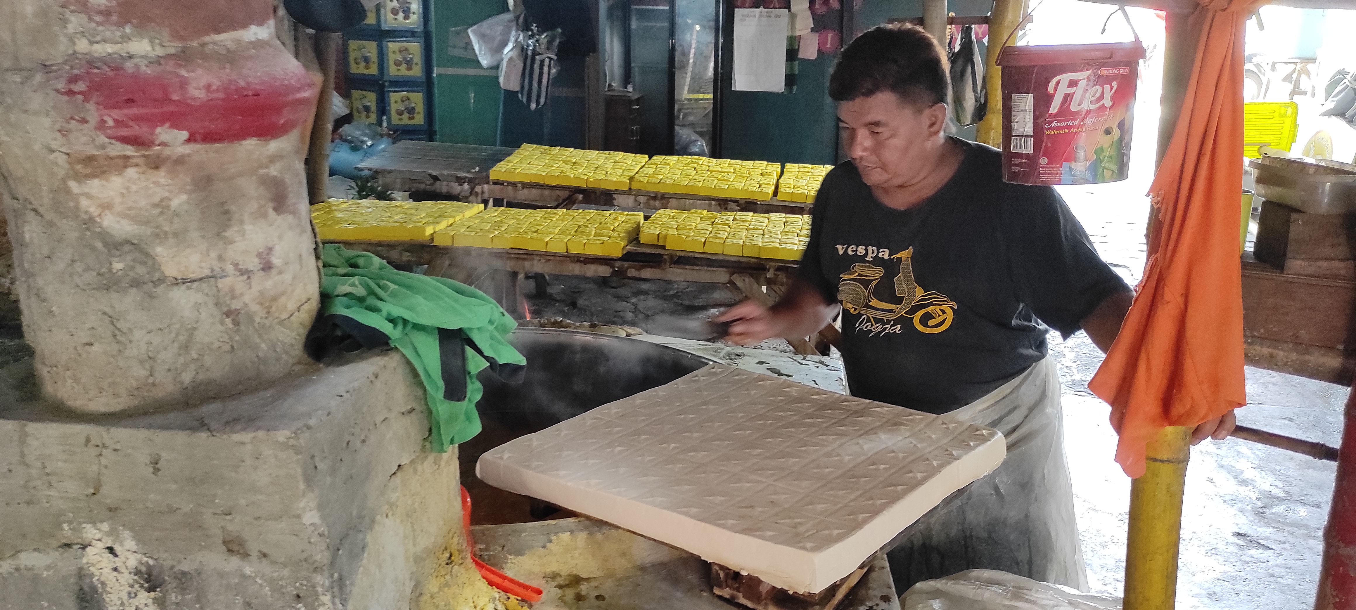 Salah satu pengrajin tahu di Kampung Tahu, Kelurahan Tinalan, Kediri. (Foto: Fendhy Plesmana/Ngopibareng.id) 