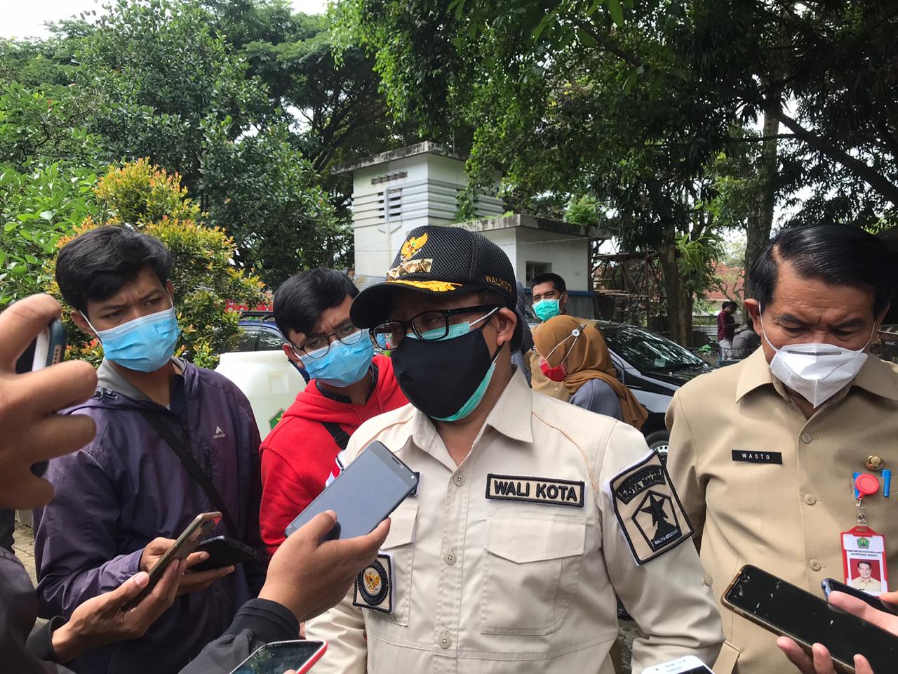 Walikota Malang, Sutiaji saat diwawancarai di kompleks parkiran Stadion Gajayana, Malang. (Foto: Lalu Theo/Ngopibareng.id)