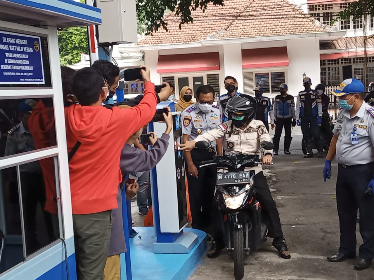 Walikota Malang, Sutiaji saat mencoba e-parking di kompleks parkir Stadion Gajayana (Foto: Lalu Theo/ngopibareng.id)