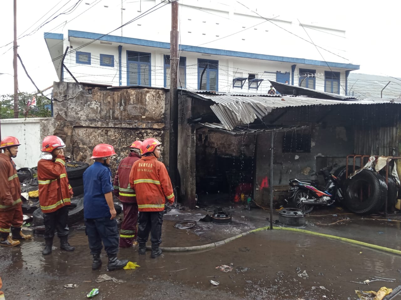 Proses pemadaman kobaran api dari kios tambal ban di Jalan Halmahera, Sukun, Kota Malang (Foto: Lalu Theo/ngopibareng.id)