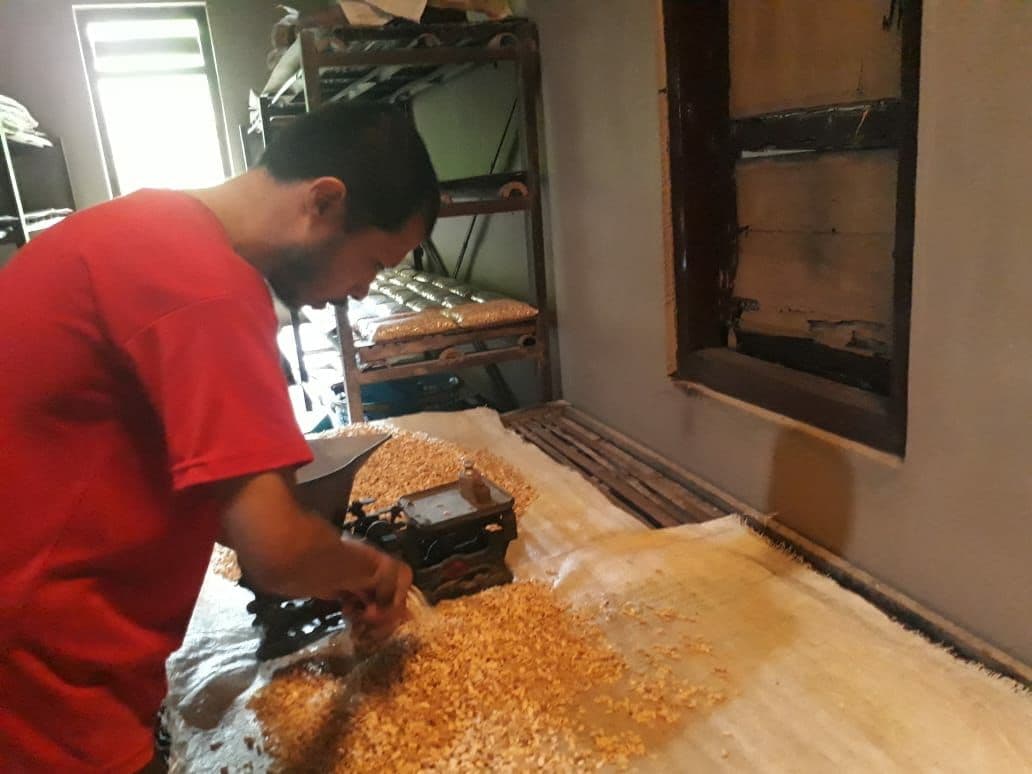 Perajin tempe di Kabupaten Blitar memperkecil volume tempe dan tahu untuk bertahan di tengah harga kedelai yang naik tajam. (Foto: Choirul Anam/ngopibareng.id)