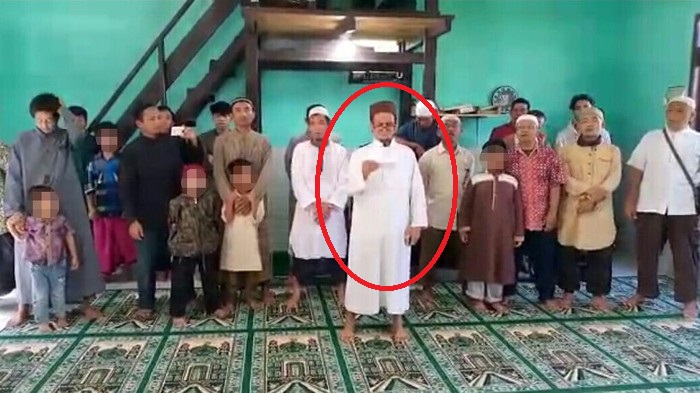 Pimpinan jemaah yang diketahui bernama Erwan Sa'ad deklrasi tentara Allah. (Foto: Instagram @kilasbandung)