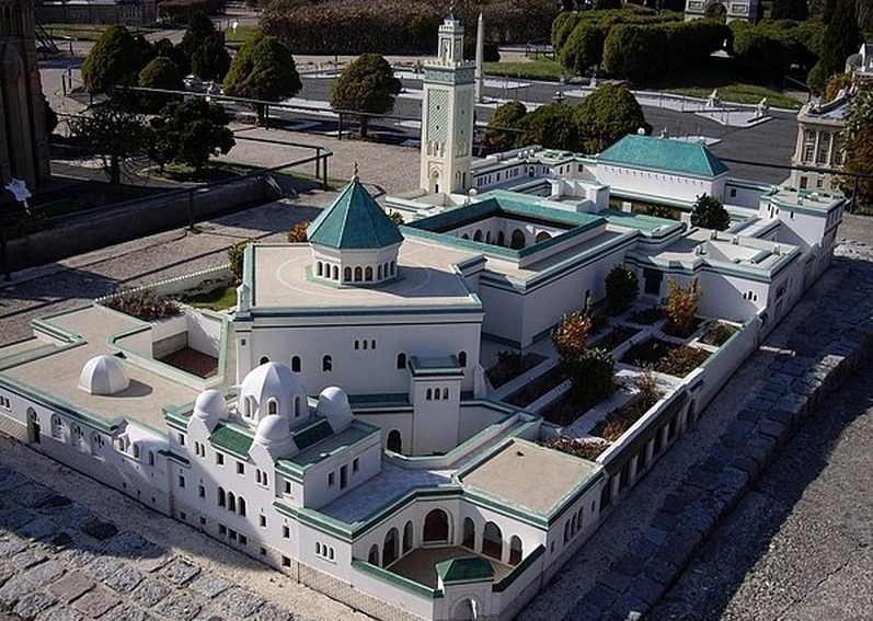 Masjid Raya Paris, pesona Al-Hambra di masjid terbesar ke-3 se-Eropa. (Foto: traveller)