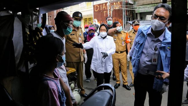 Menteri Sosial (Mensos) Tri Rismaharini menjanjikan beasiswa hingga tempat tinggal pada gelandangan dan pengemis saat blusukan di Jakarta. (Foto: Dok. Humas Kemensos)