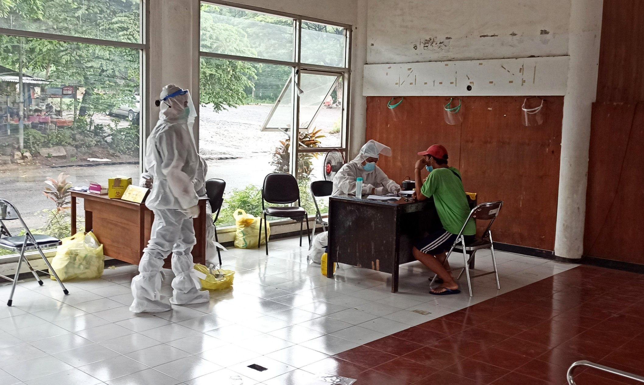 Seorang sopir kendaraan logistik bersiap untuk menjalani rapid test antigen di Terminal Sritanjung Banyuwangi (foto:Muh Hujaini/Ngopibareng.id)