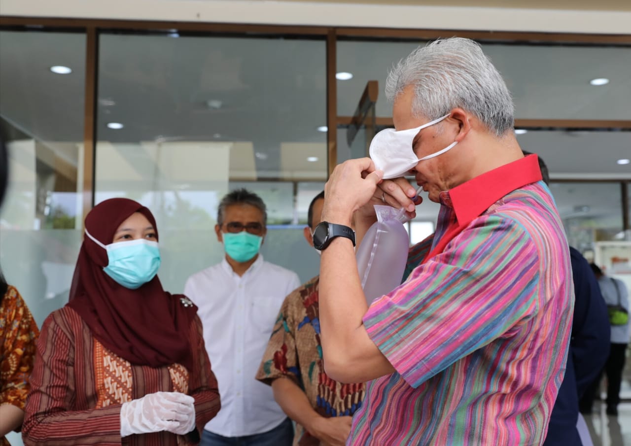 Gubernur Ganjar menjajal produk alat pendeteksi Covid-19 GeNose dengan tingkat akurasi 97 persen. (Foto: Dok. Pemprov Jateng)
