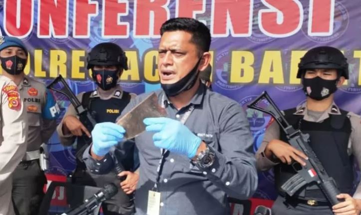 Kepala Satuan Reserse dan Kriminal Polres Aceh Barat Daya (Abdya) Provinsi Aceh AKP Erjan Dasmi memperlihatkan barang bukti berupa lempengan posau pemotong rumput yang patah, diduga menyebabkan lengan kanan seorang perawat di daerah itu putus saat menggelar konferensi pers di Mapolres setempat di Blangpidie, Aceh Barat Daya, Selasa 5 Desember 2021 siang jelang sore. (Antara Aceh/Suprian)