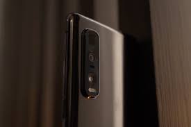 Oppo tak kalah bersaing dengan produsen dari China lainnya. Ia mengusung kamera besutan Sony.