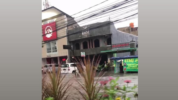 Salah satu titik banjir di ruas Jalan S. Parman, Kota Malang yang terendam banjir (Foto: istimewa) 