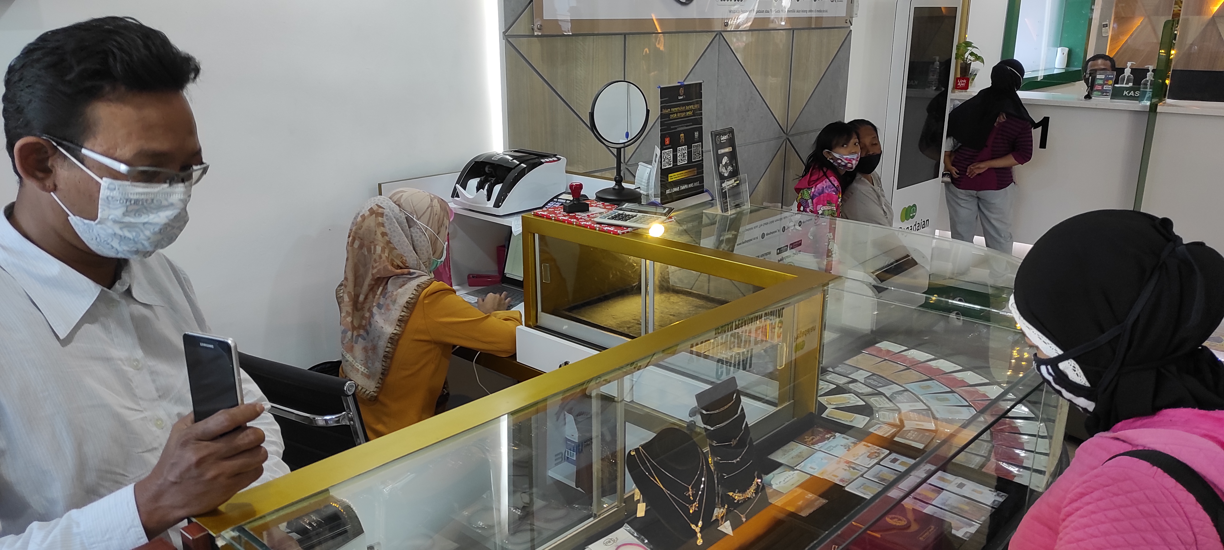 Selama pandemi Covid-19, nasabah Pegadaian naik 20 persen. (Foto: Fendhy Plesmana/Ngopibareng.id)