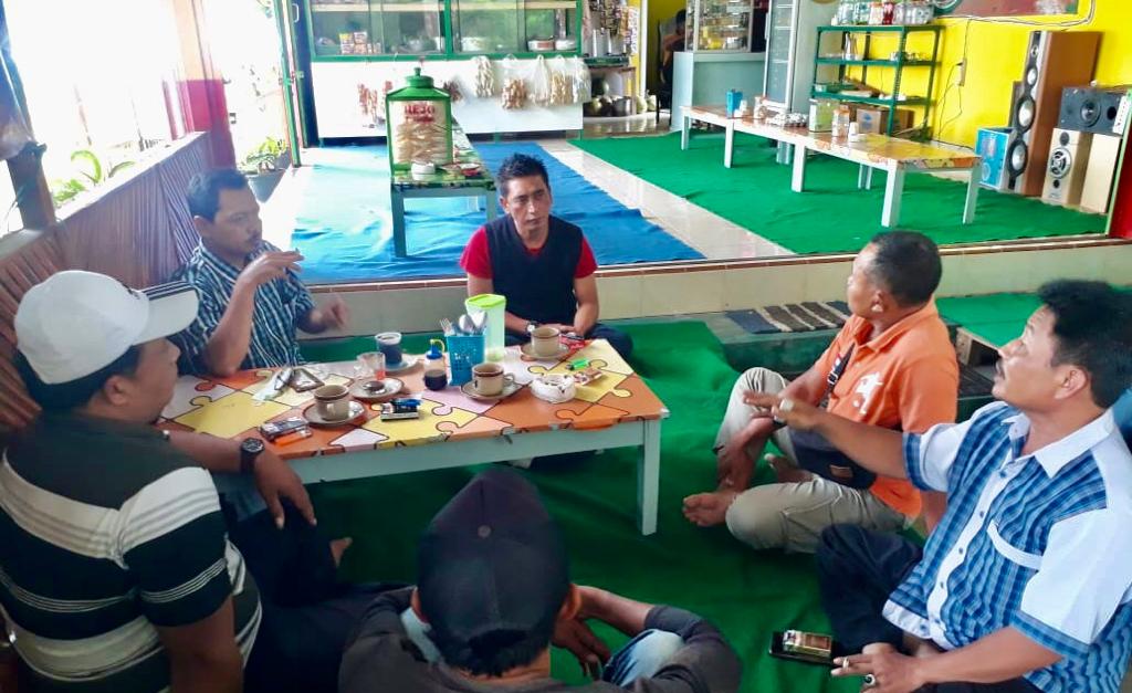 Suwondo (tengah) saat bertemu warga penolak TPA Blitar di Kedungbunder, Blitar. (Foto: Choirul Anam/Ngopibareng.id)