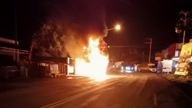 Mobil pickup bermuatan 100 Pertamax Dex kemasan 5 liter terbakar. (Foto: Istimewa)