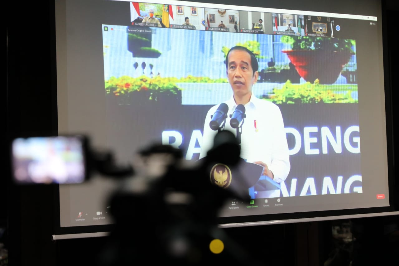 Presiden Joko Widodo (Jokowi) saat Rapat Terbatas (Ratas) bersama Menteri Kabinet Indonesia Maju dan para gubernur, pada Rabu 6 Januari 2021. (Foto: Dok. Pemprov Jateng)