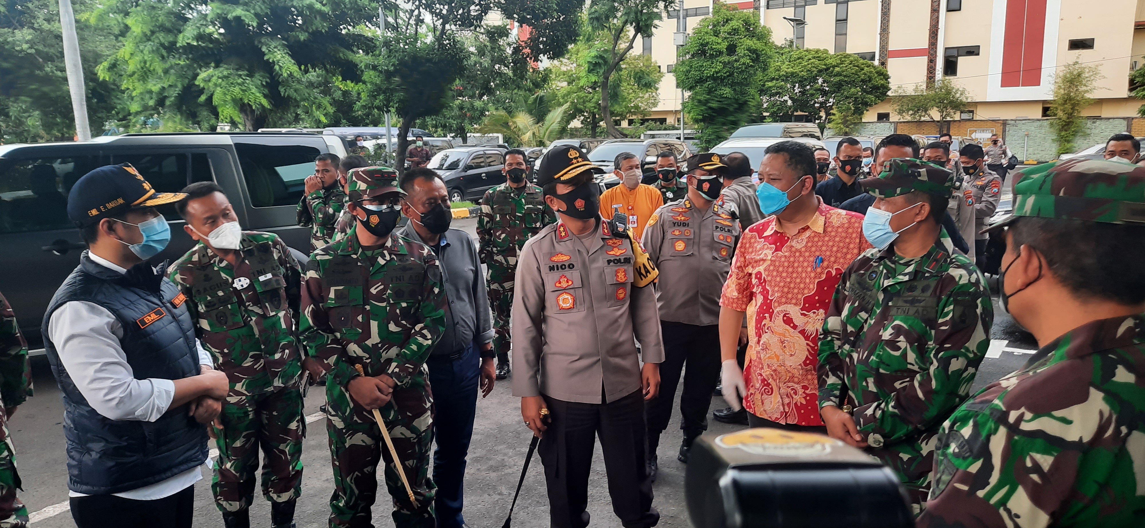 Forkopimda Jawa Timur ketika melakukan cek kondisi Asrama Haji Surabaya. (Foto: Alief Sambogo/Ngopibareng.id)