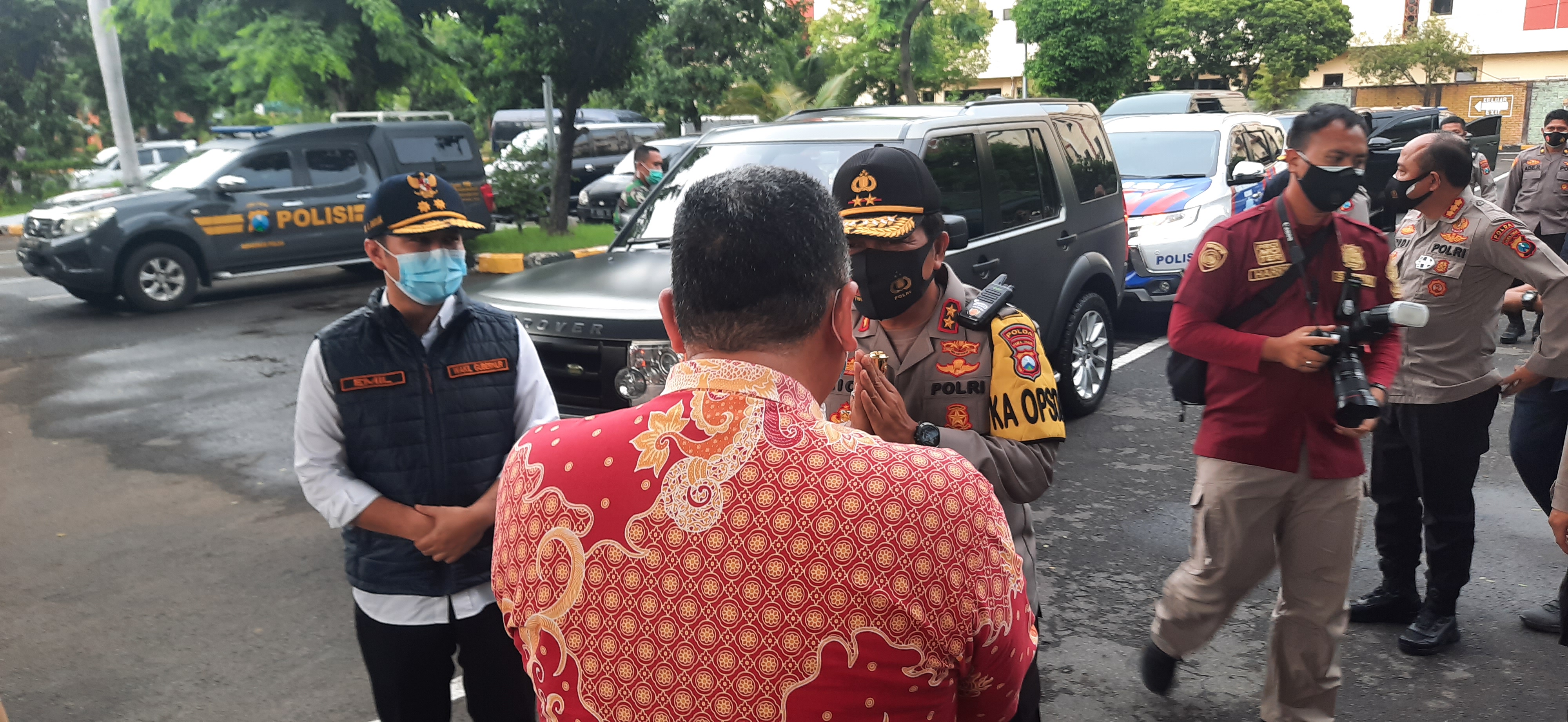 Wakil Gubernur Jawa Timur Emil Elestianto Dardak di dampingi Plt Walikota Surabaya Whisnu, Kapolda Jatim dan Pangdam V Brawijaya sidak RS Haji Sukolilo. (Foto: Alief Sambogo/Ngopibareng.id)