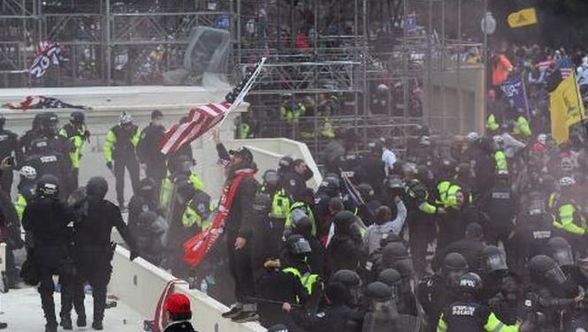 Pendukung Presiden Amerika Serikat Donald Trump menyerbu gadung Capitol. (Foto: AFP/TASOS KATOPODIS)