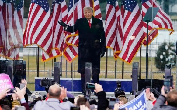 Presiden Amerika Serikat (AS) Donald Trump menemui massa pendukungnya dan menyerukan Pilpres telah dicurangi. Usai mendengar pidato Trump di halaman Gedung Putih, massa merangsek ke Capitol Hill, Washington DC, dan menolak pengesahan Joe Biden sebagai Presiden AS terpilih, Rabu 6 Januari 2021 malam waktu setempat, atau Kamis 7 Januari pagi waktu Indonesia. (Foto: Twitter @realdonaldtrump)