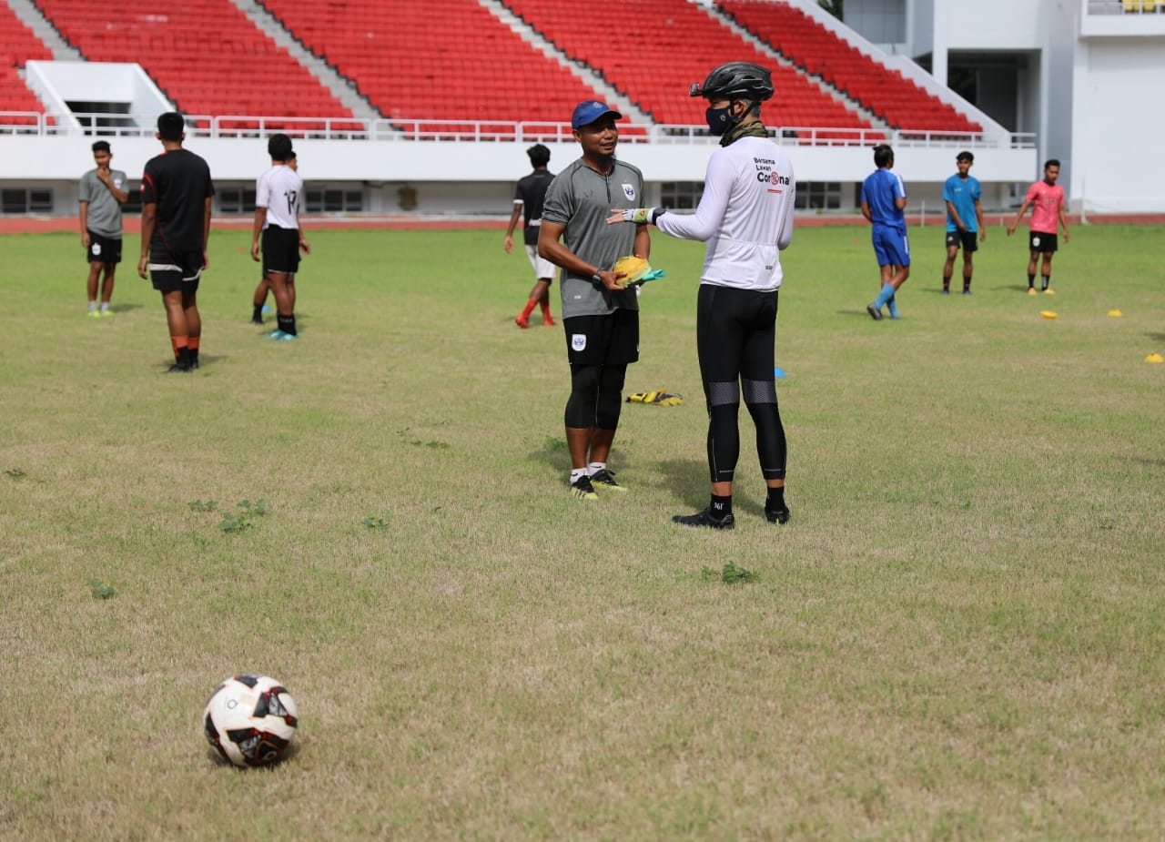 Gubernur Jawa Tengah Ganjar Pranowo ajak skuad Elite Pro Akademi PSIS Semarang merumput di Stadion Jatidiri, pasca renovasi, Kamis 7 Januari 2021. (Foto: Dok. Pemprov Jateng)