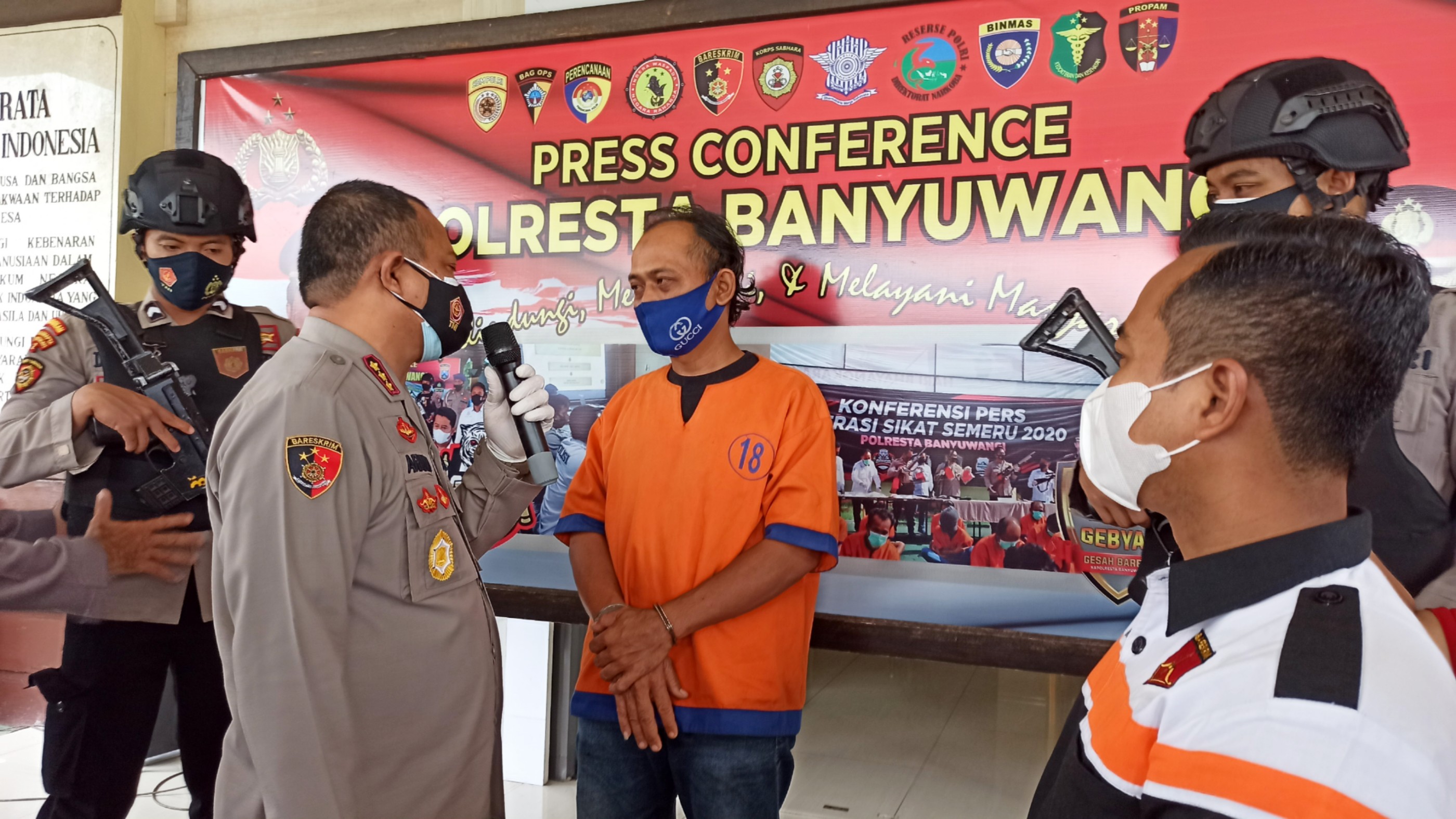 Kapolresta Banyuwangi Kombespol Arman Asmara Syarifuddin menginterogasi SUB, pelaku persetubuhan anak di bawah umur. (Foto: Muh Hujaini/Ngopibareng.id)