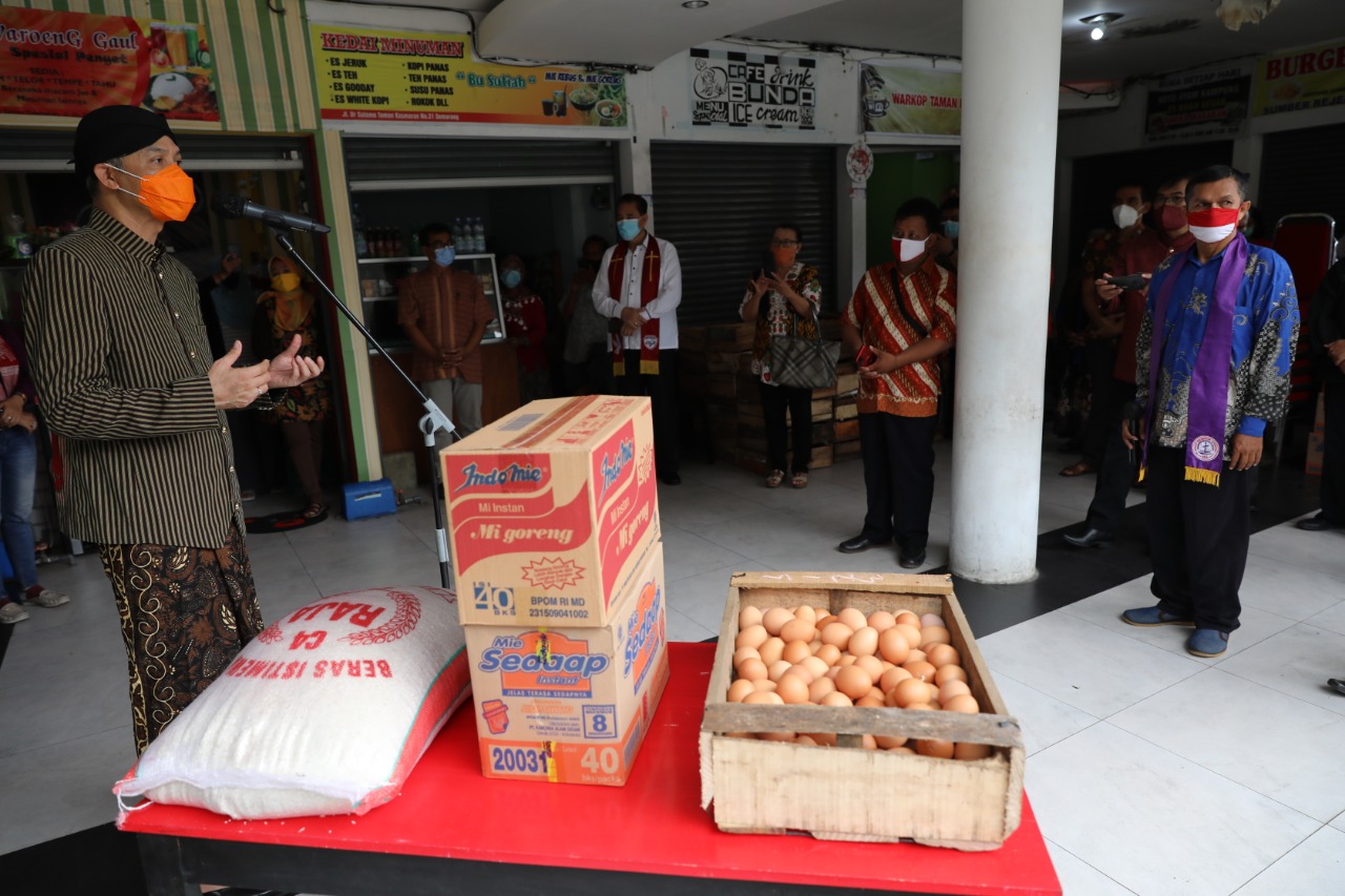 Gubernur Jawa Tengah Ganjar Pranowo mengirimkan bantuan sembako kepada para sesepuh gereja setempat, Kamis 7 Januari 2021. (Foto: Dok. Pemprov Jateng)