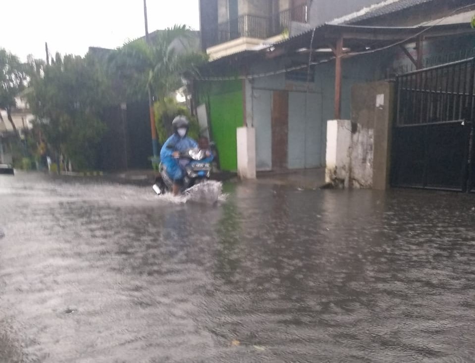 Banjir melanda kawasan Petemon, Surabaya. (Foto: Istimewa)