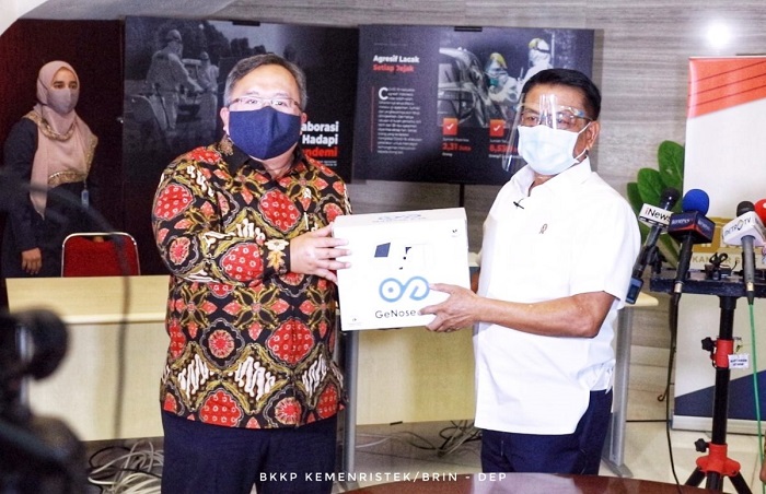 Menristek/Kepala BRIN menyerahkan GeNose C19 dan CePAD kepada Menko PMK. (Foto: Dok Kemenristek)