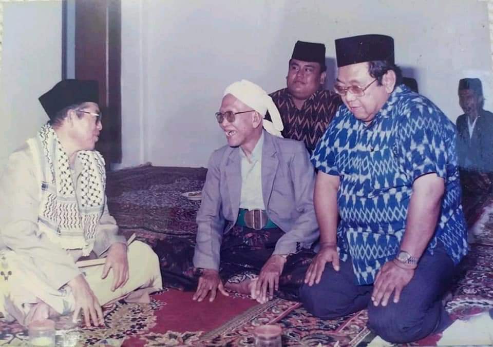 KH Abdurrahman Wahid (Gus Dur) suka bersilaturahmi kepada sesepuh. (Foto: Istimewa)