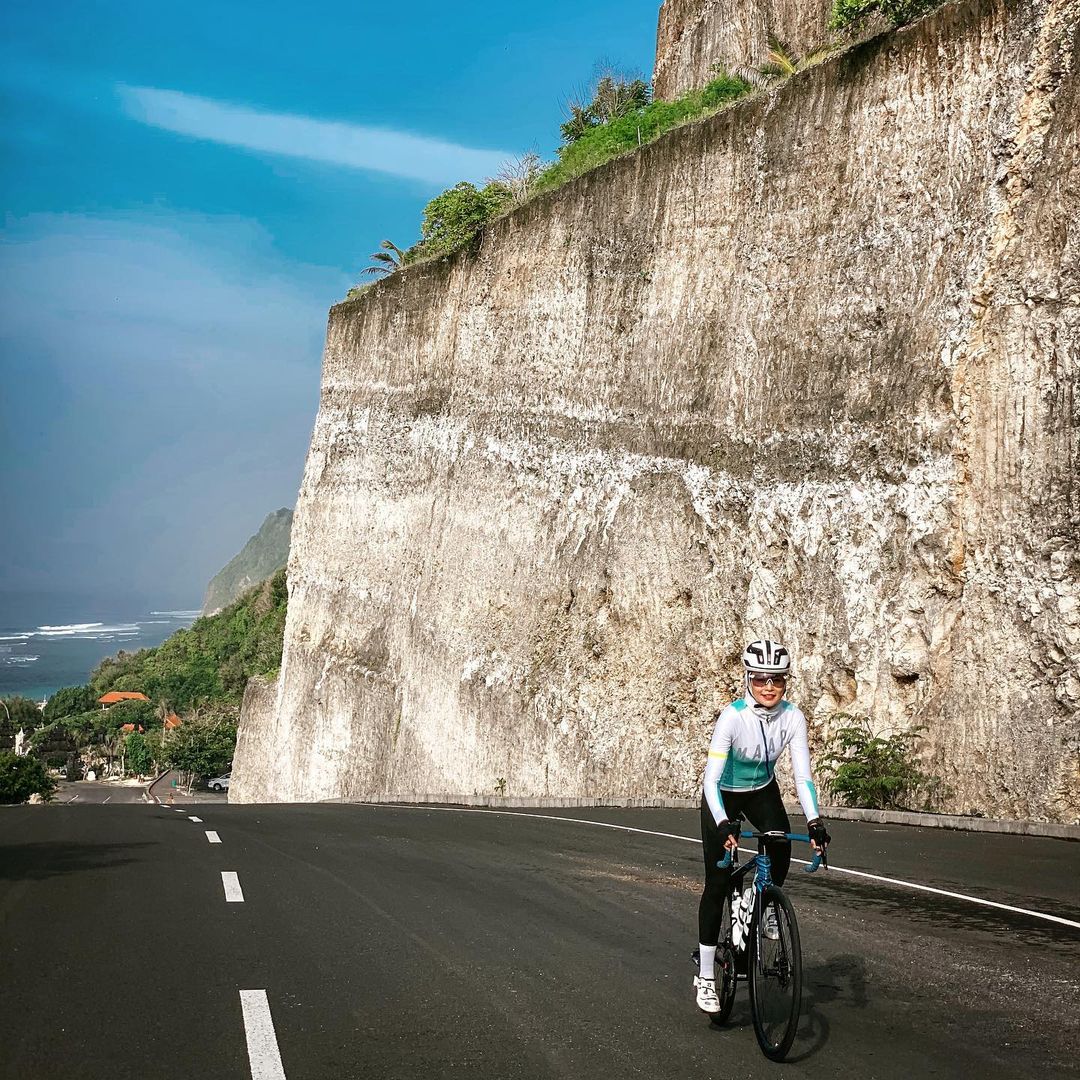 Soraya Larasati saat gowes di Bali. (Foto: Istimewa)