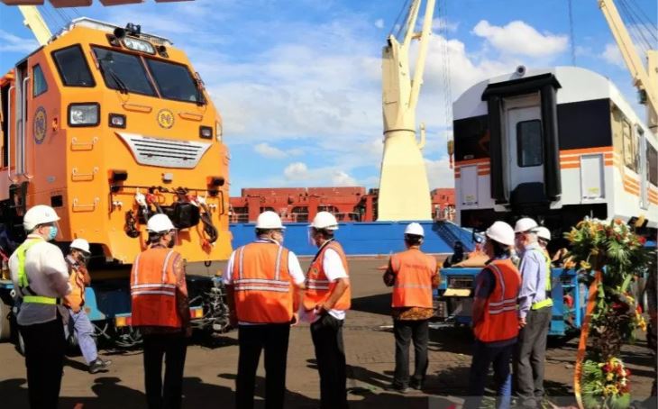  Gerbong kereta buatan PT Industri Kereta Api (INKA) Indonesia tiba di Pelabuhan Manila, Rabu (23/12) setelah berlayar dari Pelabuhan Tanjung Perak, Surabaya, Jawa Timur, Sabtu 12 Desember. PT INKA mengekspor pada bulan ini mengekspor total tiga lokomotif diesel dan 15 gerbong kereta untuk Perusahaan Jawatan Kereta Api Filipina (PNR). (Foto: Antara/HO-KBRI Manila)