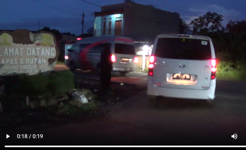 Mobil ambulans dan kendaraan yang menjemput Abu Bakar Ba'asyir saat bebas dari Lapas Gunung Sindur, Jawa Barat. (Antara)