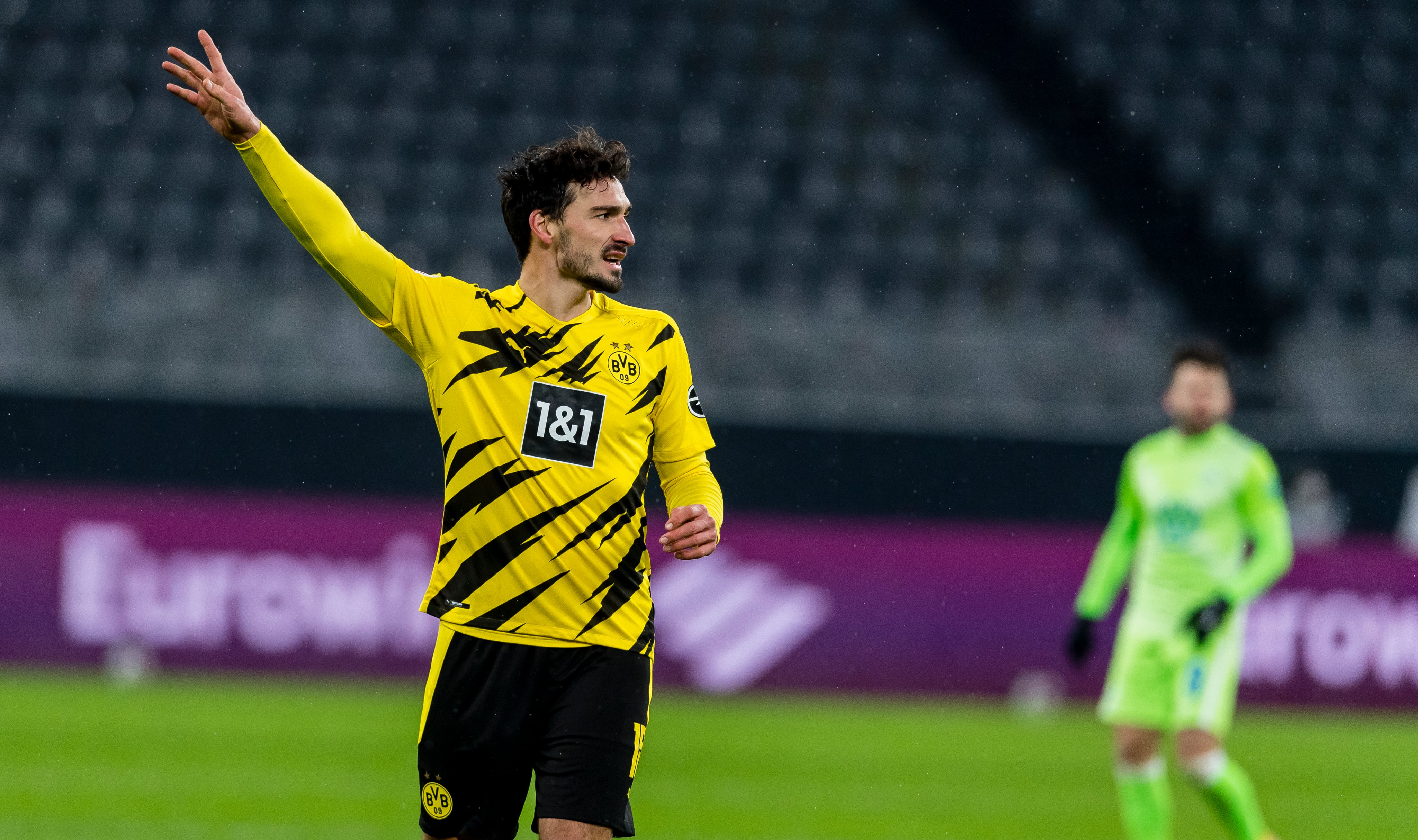 Hummels memancing kemarahan pendukung Borussia Dortmund. (Foto: Twitter/@DieBorussen)