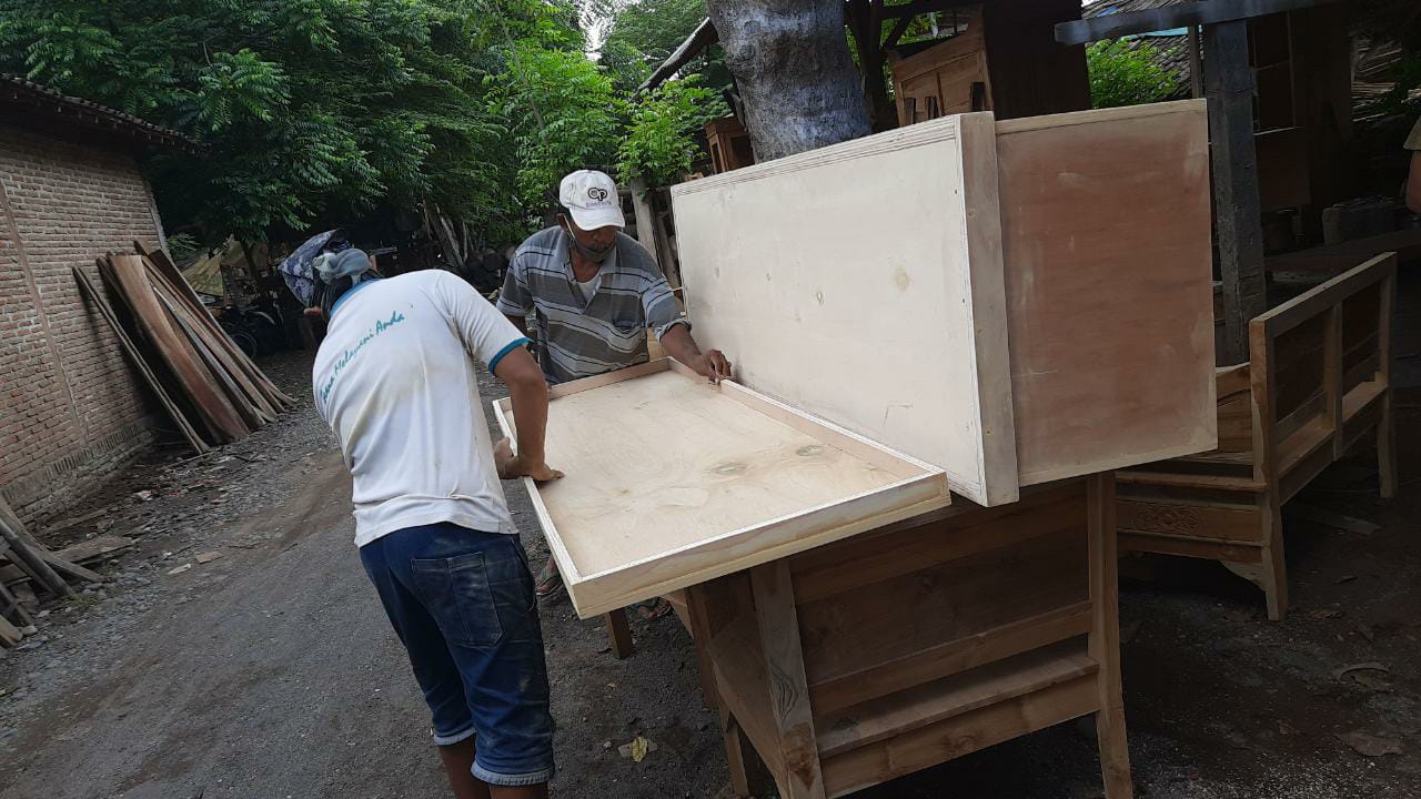 Peti mati buatan Muni laris, ia pun urung mem-PHK karyawannya. (Foto: Ikhsan Mahmudi/Ngopibareng.id)