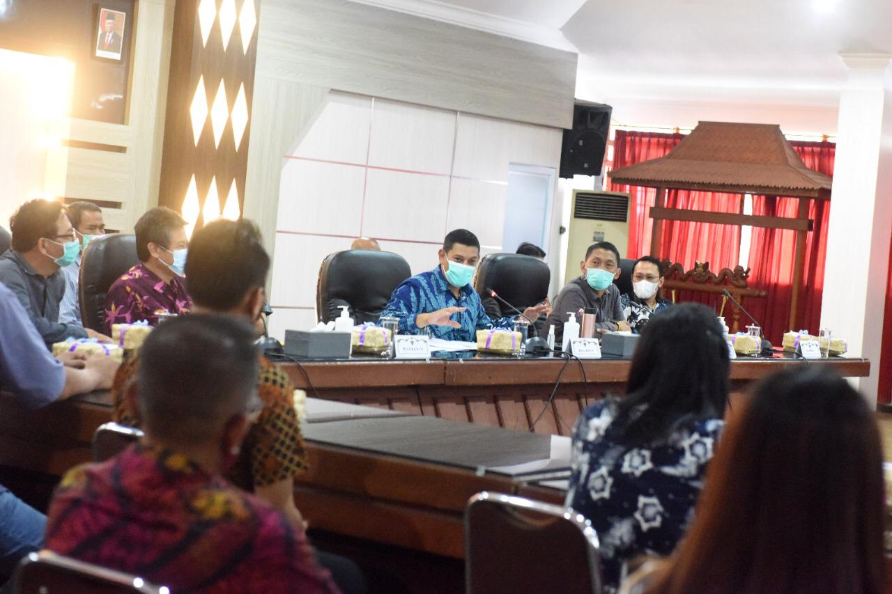 Walikota Kediri Abdullah Abu Bakar bertemu dengan sejumlah pengusaha terkait aturan Pemberlakuan Pembatasan Kegiatan Masyarakat (PPKM), 11-25 Januari 2021. (Foto: Istimewa)