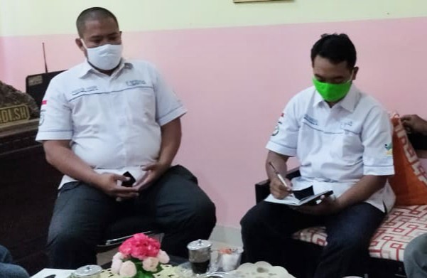 Petugas PSPA Kementerian Sosial, Ikhsan Masruri bersama rekannya  sedang  melakukan assessment untuk pendampingan korban kasus kejahatan seksual anak. (Foto: istimewa)