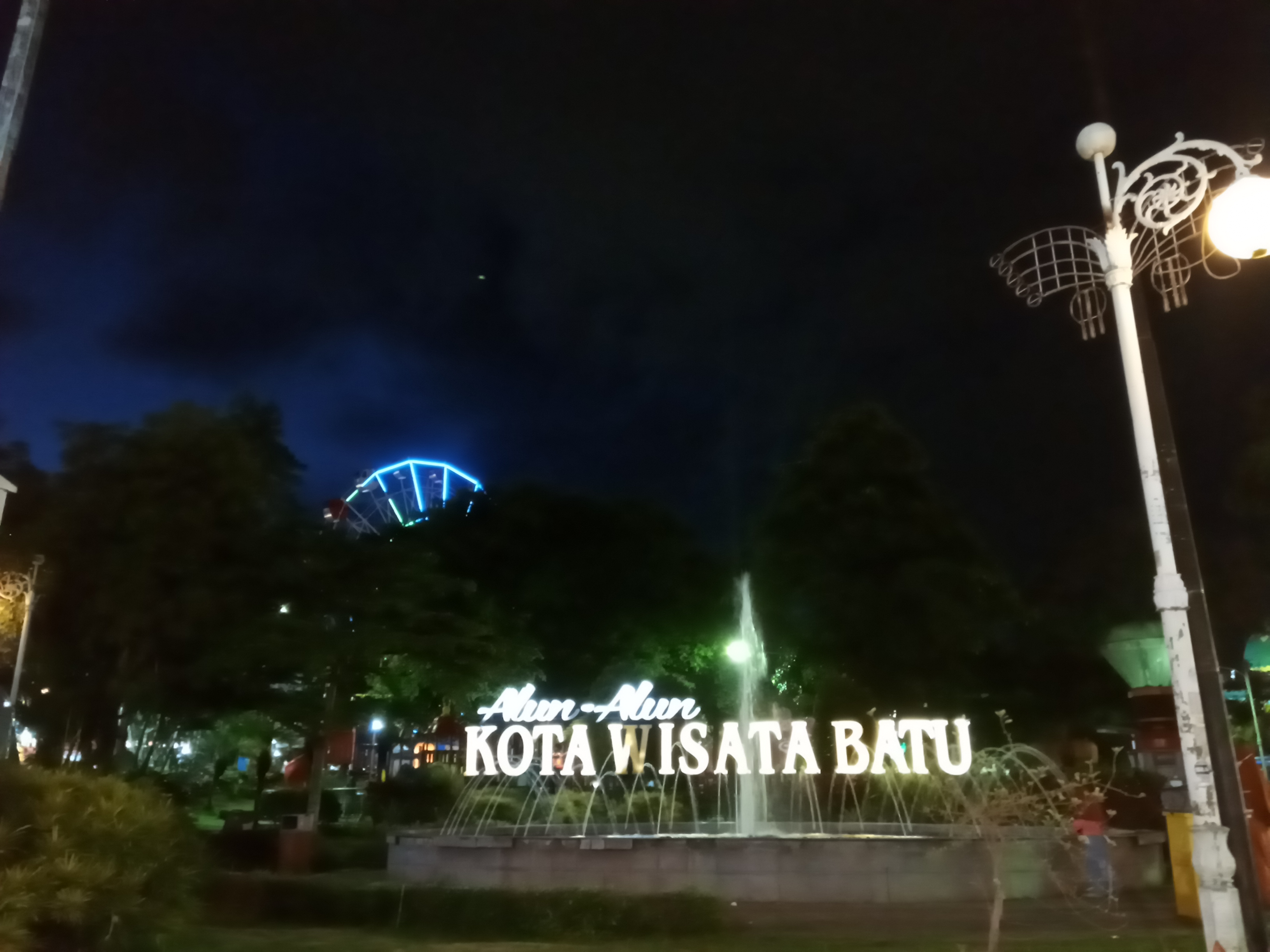 Alun-Alun Wisata Kota Batu, Jawa Timur saat malam hari (Foto: Lalu Theo/ngopibareng.id)