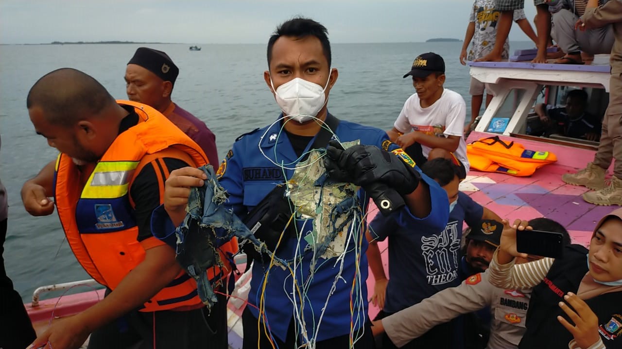 Serpihan pesawat Sriwijaya ditemukan petugas. (Foto: Istimewa) 