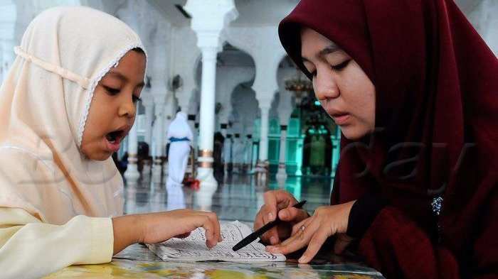 Mengajar anak mengaji di antara termasuk tanda orang bersyukur. (Foto: Istimewa)