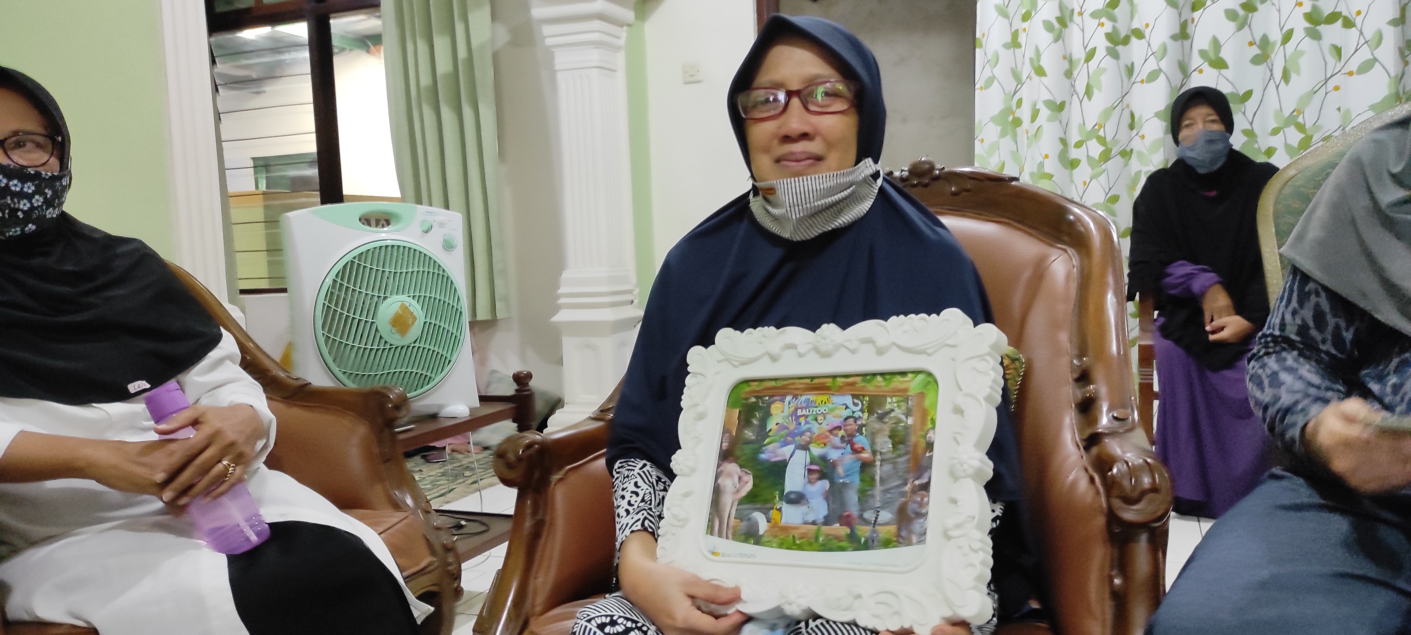 Foto ibu korban berharap putri dan 2 cucunya dan pengasuh ditemukan dalam keadaan hidup. (Foto: Fendi Plesmana/Ngopibareng.id)