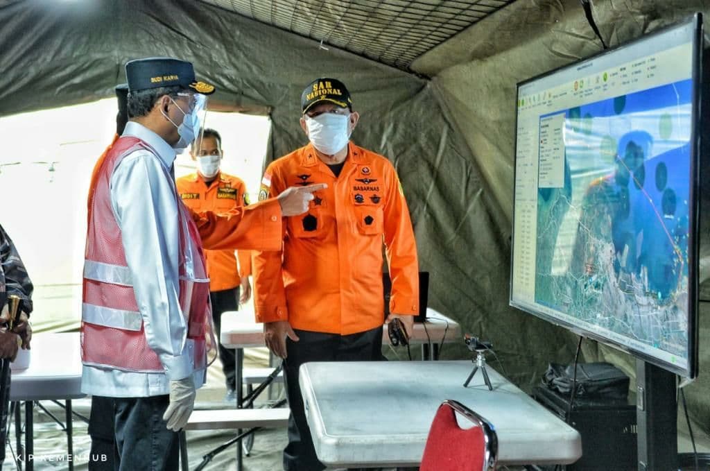 Menhub Budi Karya dan Panglima TNI Masekal Hadi Tjahanto mendengarkan keterangan  Kepala Basarnas Marsda Bagus Puruhito tentang pencarian Sriwijaya Air. ( foto: istimewa)