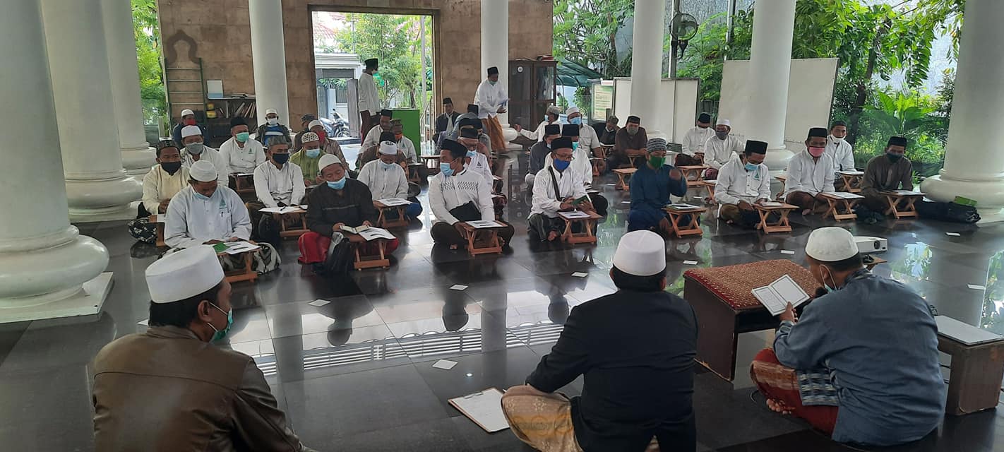 Ngaji Minggu pagi di Masjid Mudrikah di kawasan Wisma Gunung Anyar (WiGuna) Surabaya, dengan konsep bangunan tanpa tembok, dihiasi dengan pepohonan di sekeliling Masjid. (Foto: Istimewa)