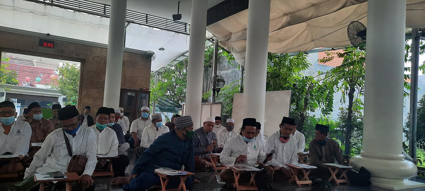 Ngaji Minggu pagi di Masjid Mudrikah di kawasan Wisma Gunung Anyar (WiGuna) Surabaya, dengan konsep bangunan tanpa tembok, dihiasi dengan pepohonan di sekeliling Masjid. (Foto: Istimewa)