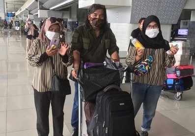 Asrizal Nur bersama istri dan anaknya. (Foto: Facebook Asrizal Nur)