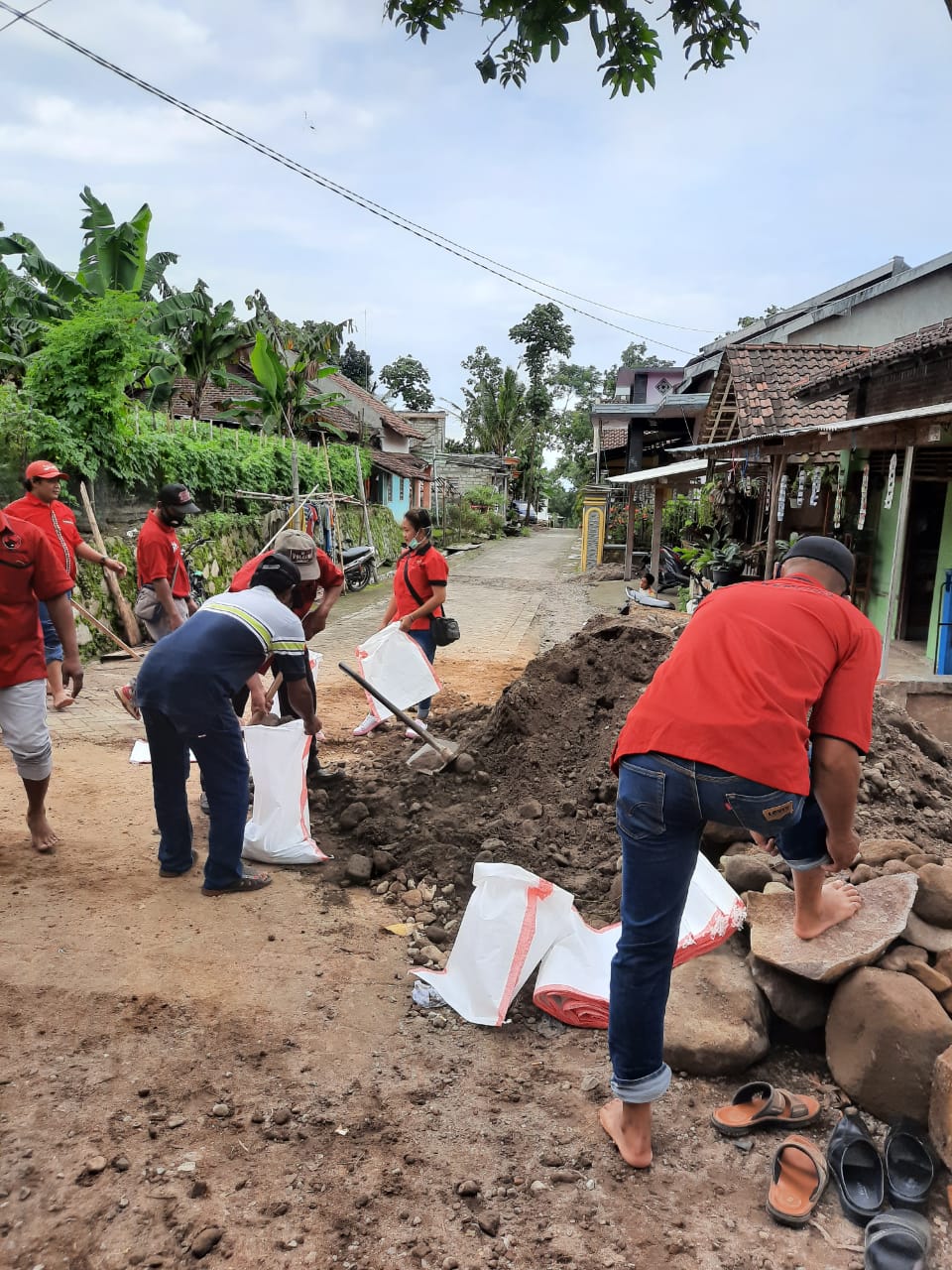 Sejumlah kader DPC PDIP Perjuangan Kabupaten Kediri gotong royong atasi longsor (istimewa) 