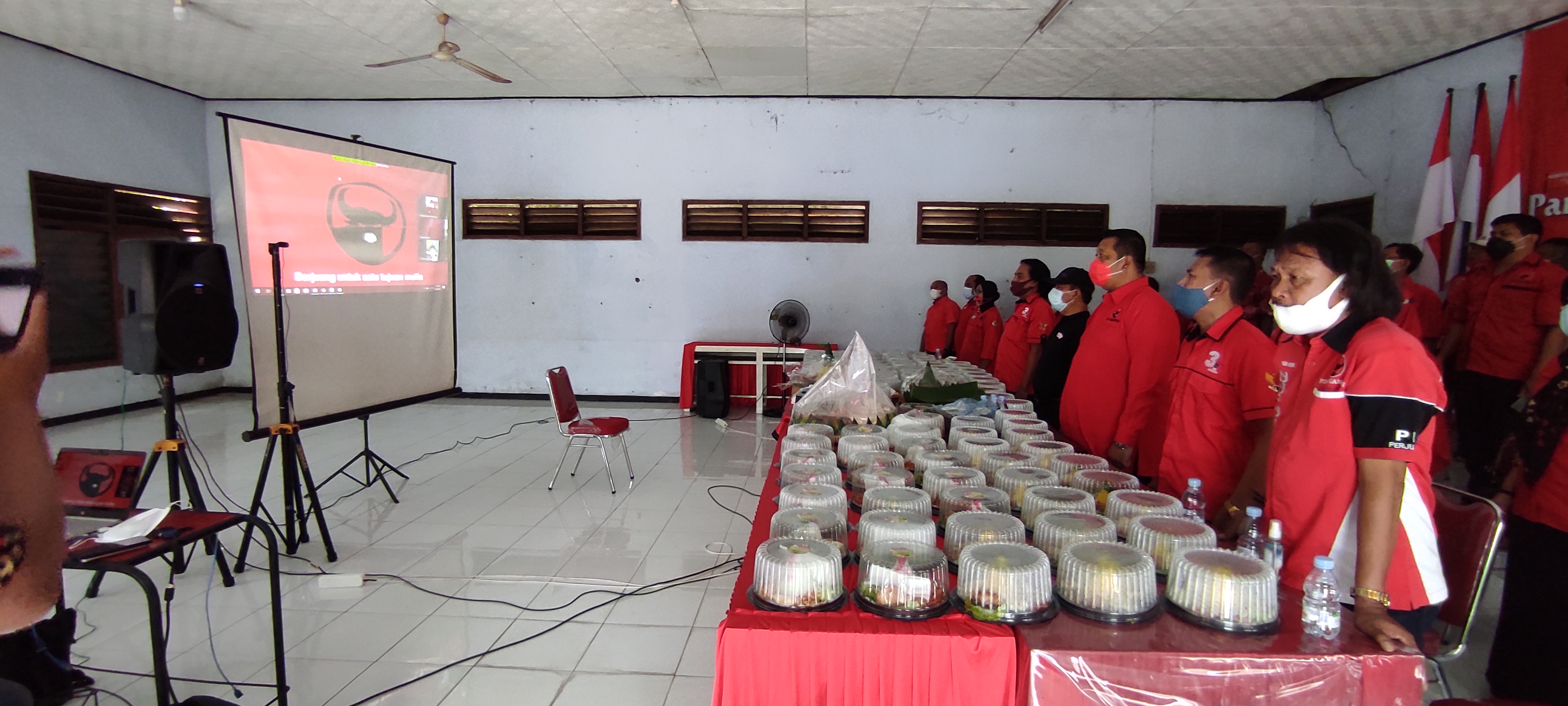Pengurus DPC PDI Perjuangan Kabupaten Kediri ikuti webinar dan pembagian 100 tumpeng. (Foto: Fendhy Plesmana/Ngopibareng.id)